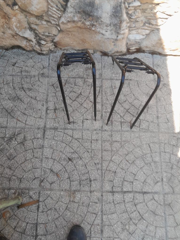 Dois Apoios para bicicletas.