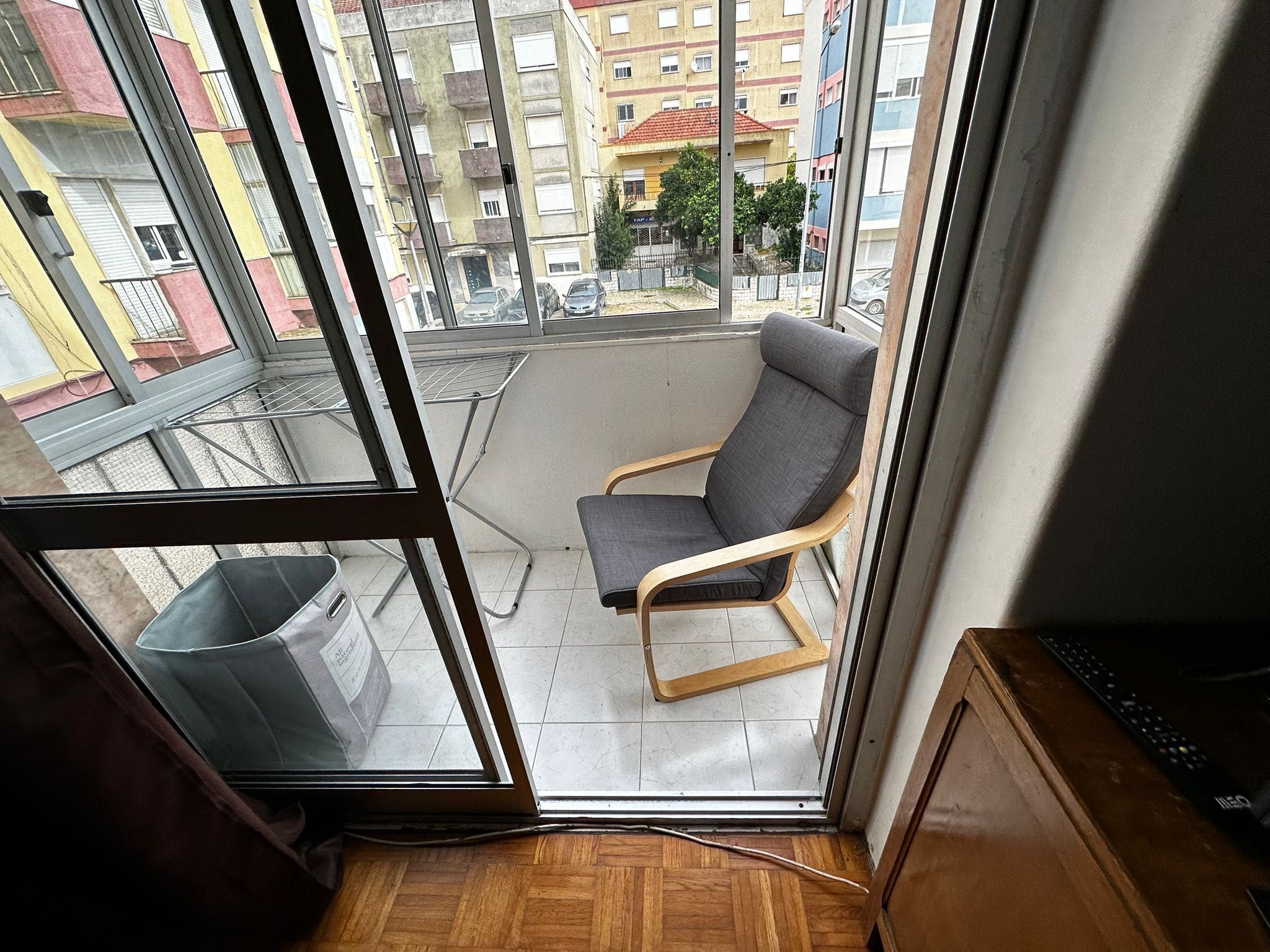 Arrenda-se quarto cacem