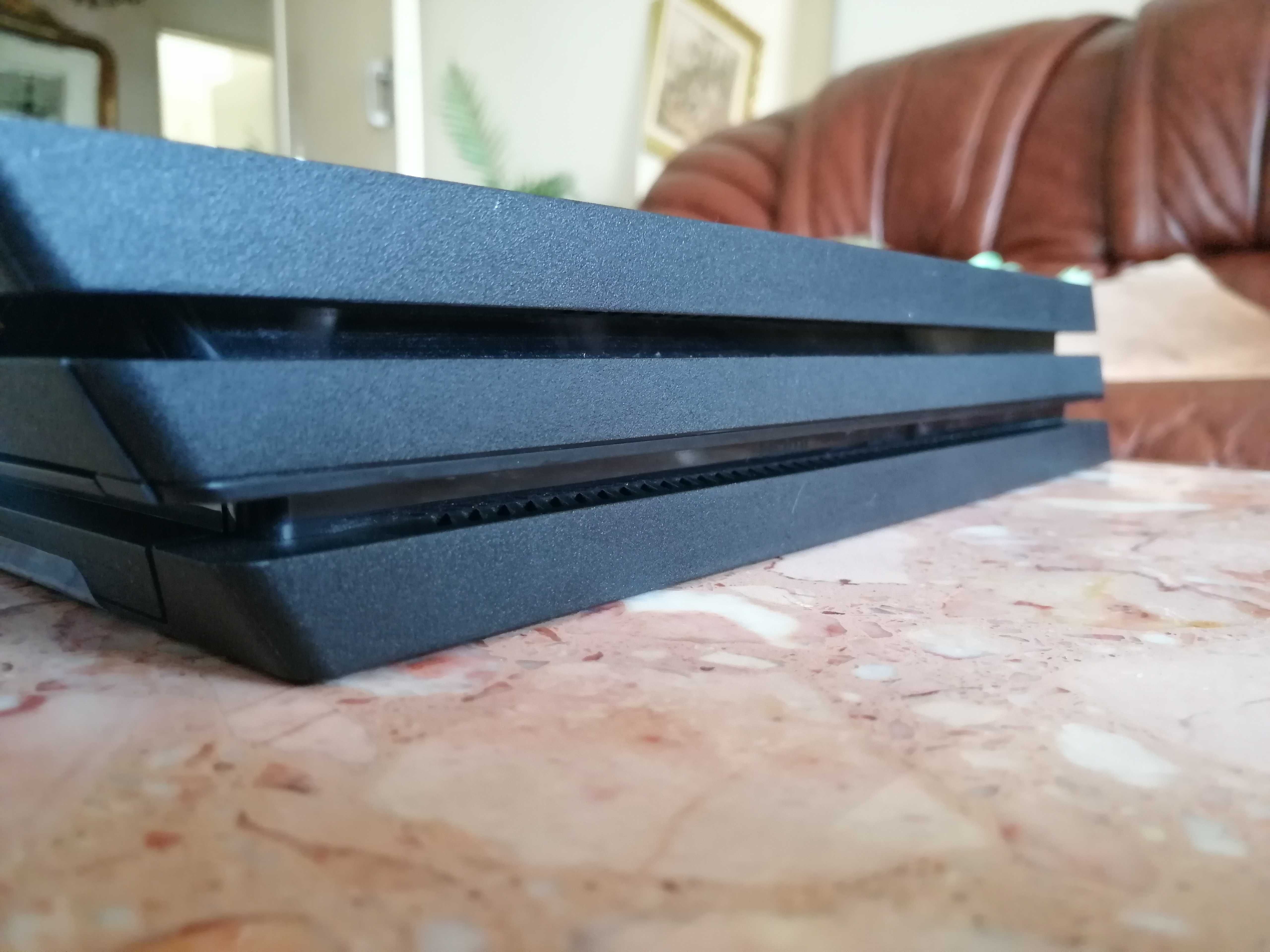 PS4 PRO/ comando; perfeito estado