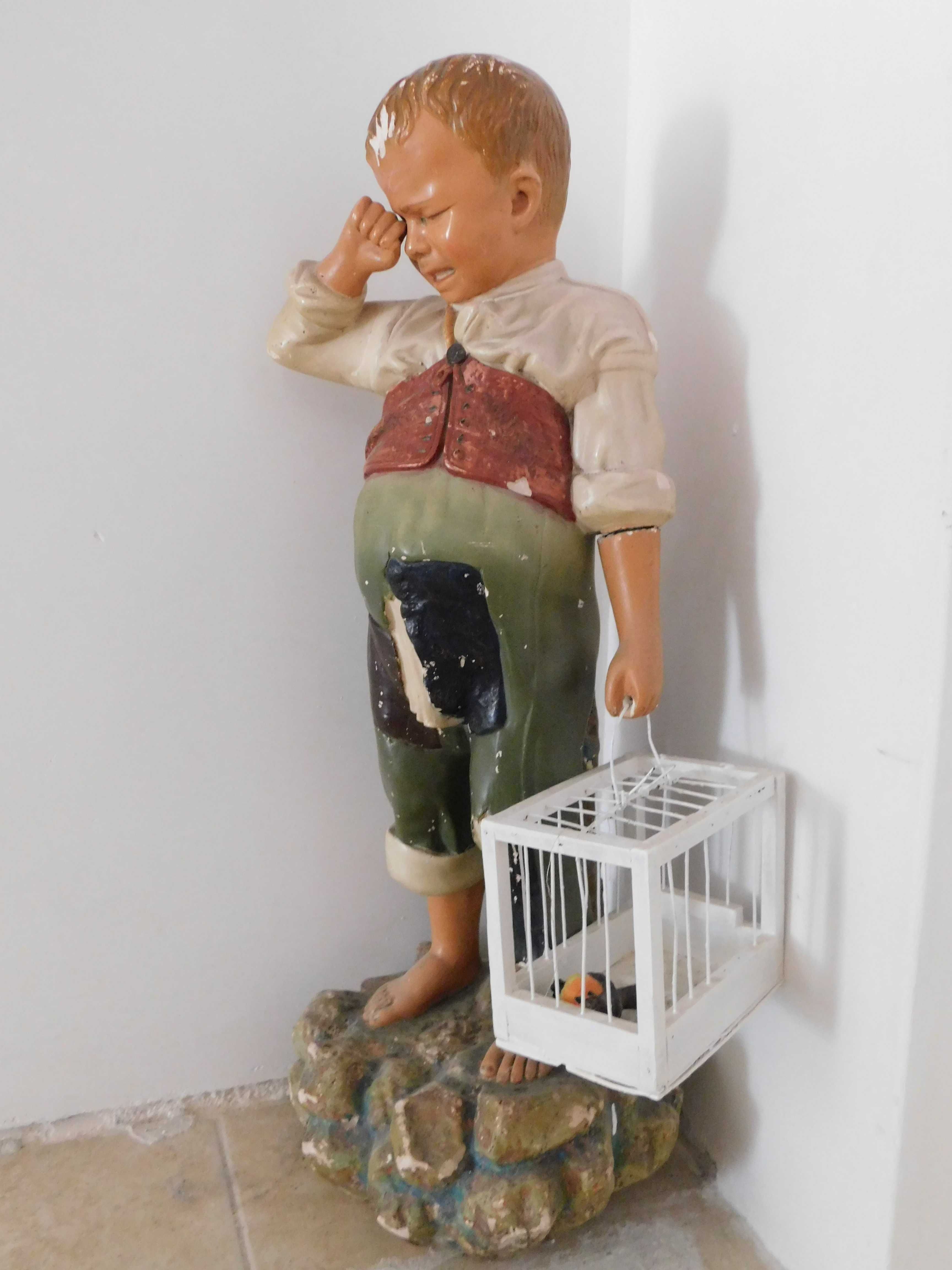 Escultura  antiga policromada menino com gaiola