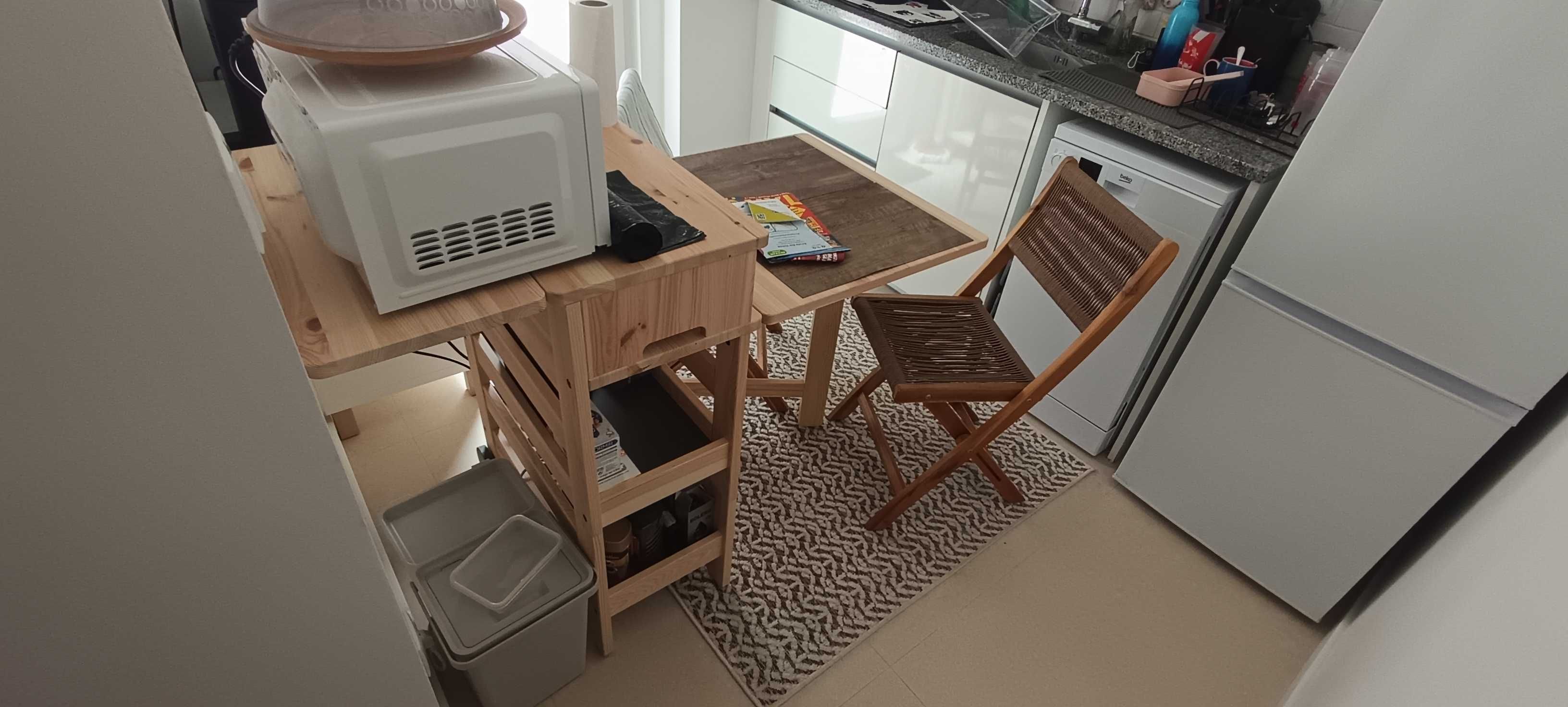 Mesa dobrável com cadeiras