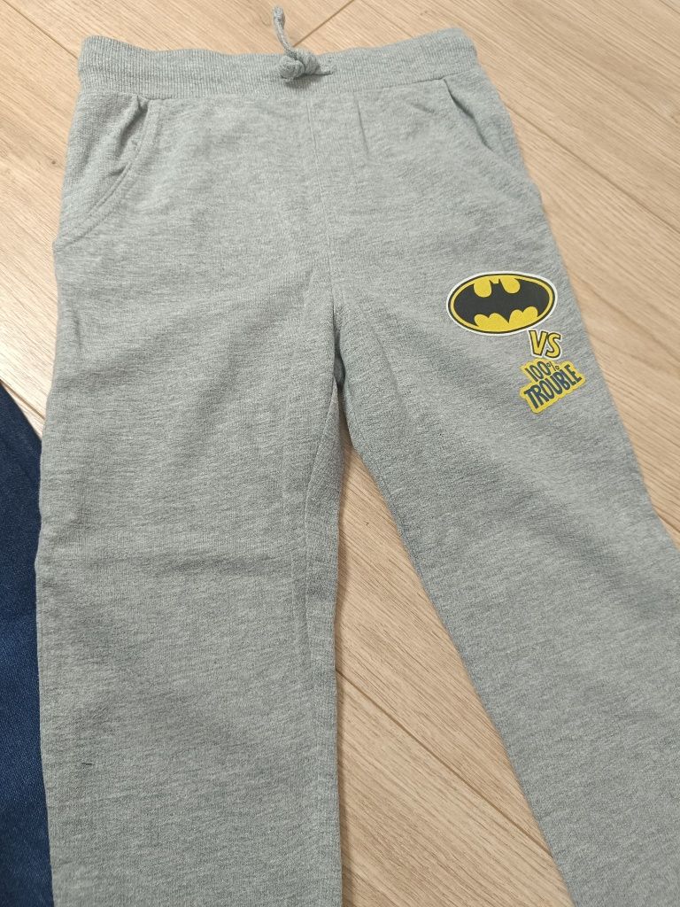 2 pary spodni dżinsowe i Batman 116/122 ja nowe