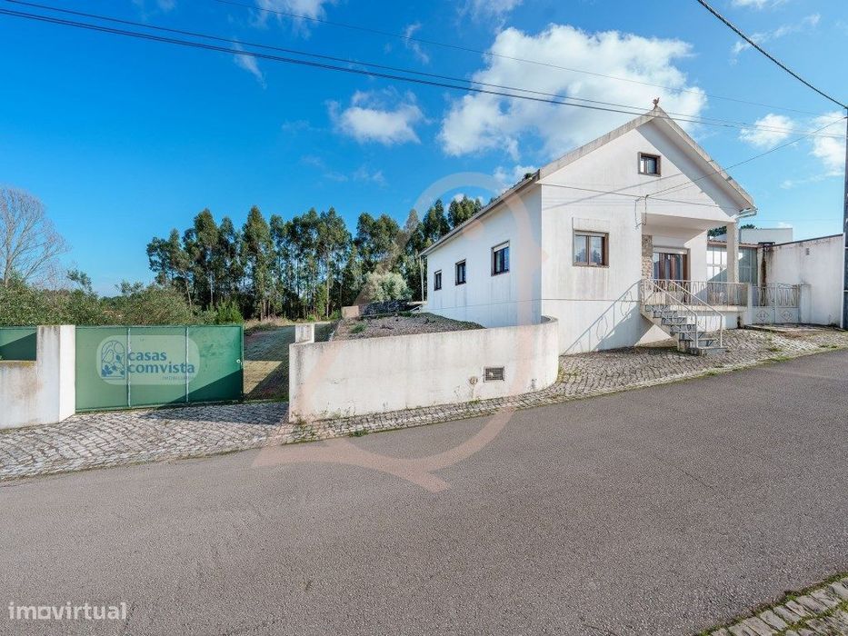 Moradia T3 e moradia para reconstrução localizada em Moita do Marti...