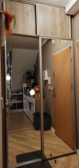 Szafa przesuwna lustro