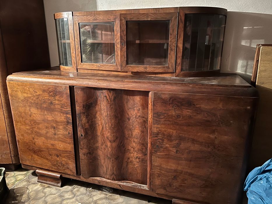 stary kredens pokojowy z witrynką