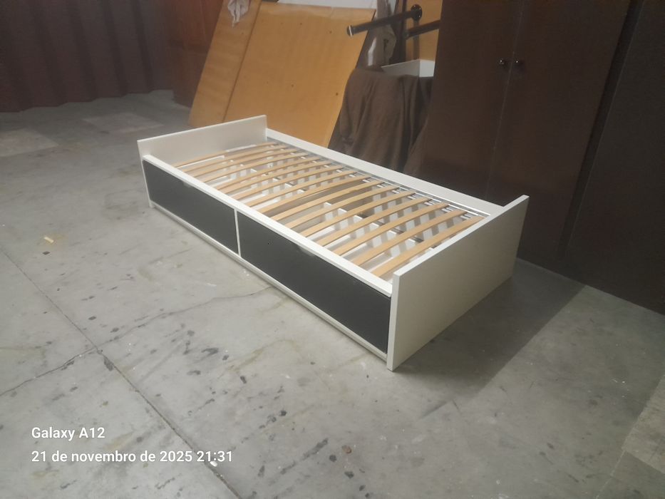 Cama solteiro Ikea com 2 gavetoes e colchão