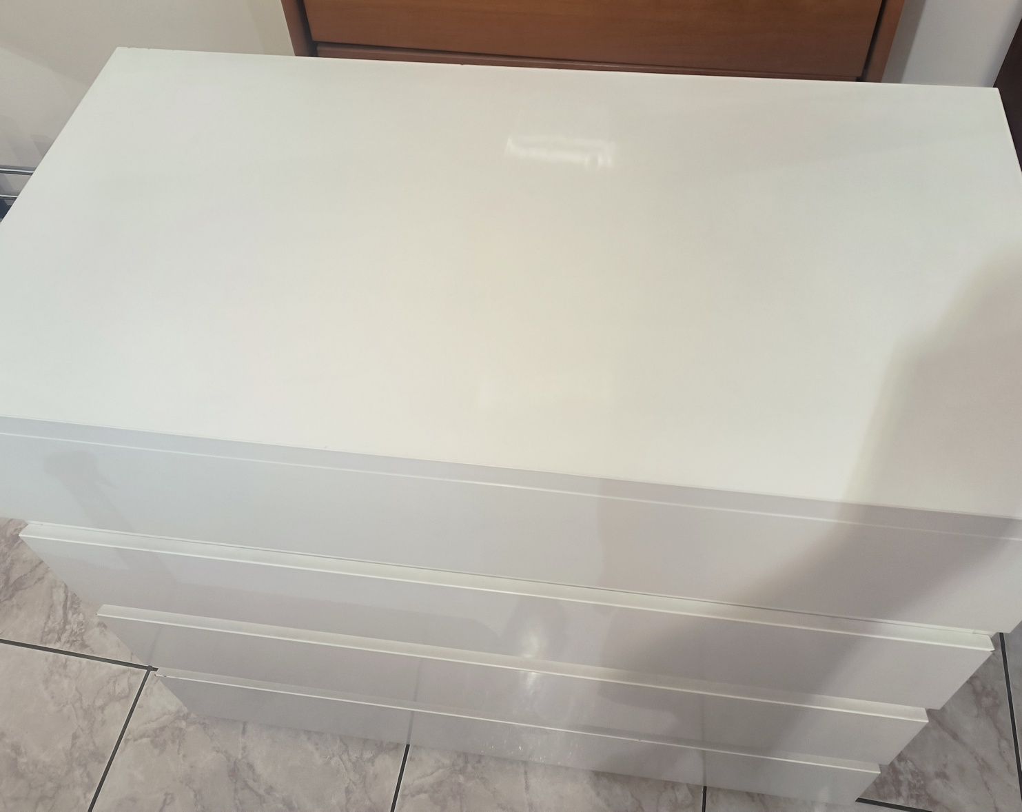 Cómoda branca com 4 gavetas