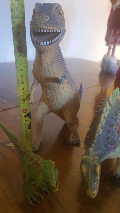 Dinossauros de brincar. Conjunto tem bonecos de várias marcas.