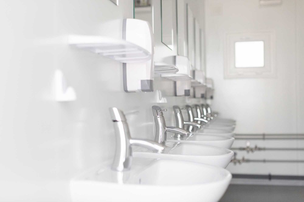 Kontener sanitarny MW 20 – toalety, pisuary, umywalka