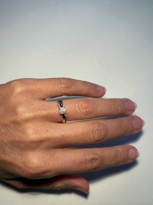 Śliczny złoty pierścionek zaręczynowy z brylantem Apart