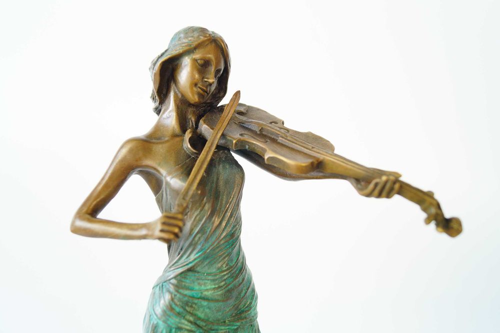 Kobieta ze skrzypcami figura z brązu skrzypaczka patyna