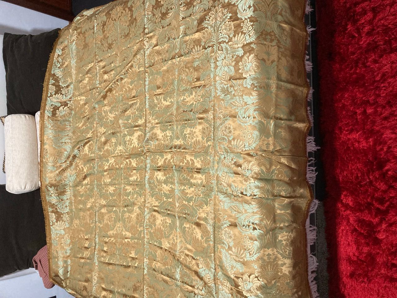 Colcha de cama dourada tons esverdeados 195x225 cm e colcha trabalhada