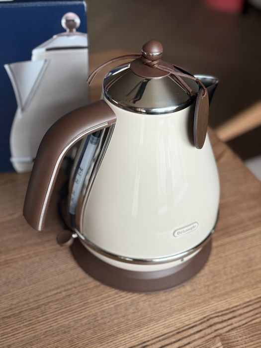 Електрочайник DeLonghi KBOV 2001.BG