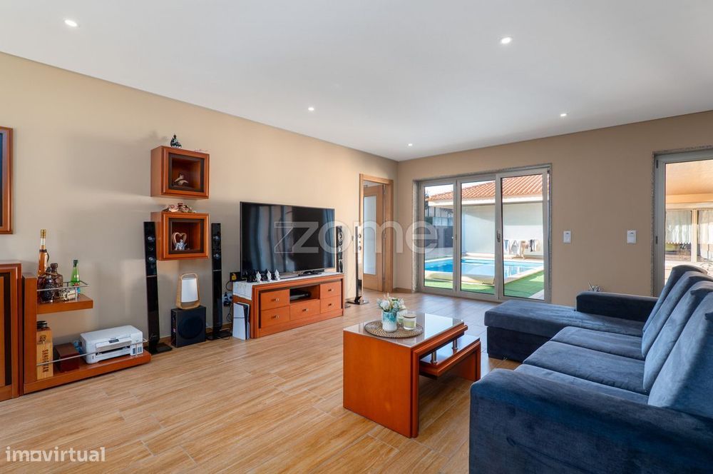 Moradia térrea T4 em S. Pedro da Cova com piscina