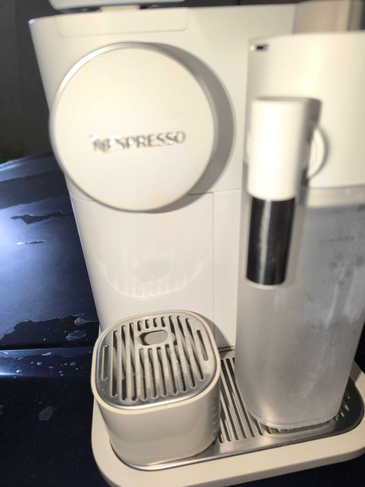 Máquina de café Nespresso grand latissima branca
