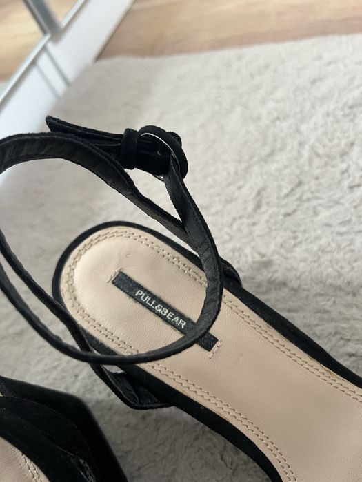 Sandały czarne klasyczne na obcasie zamszowe 38 Pull&Bear