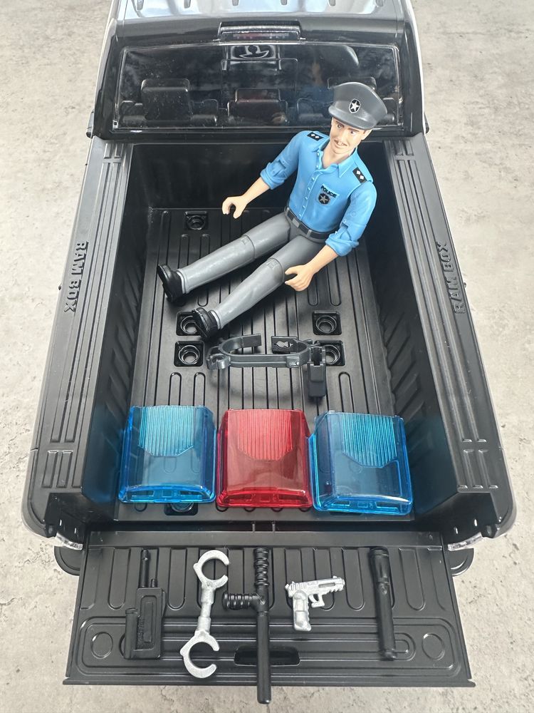 Іграшка Bruder Поліцейський пікап Ram 2500 з фігуркою поліцейського