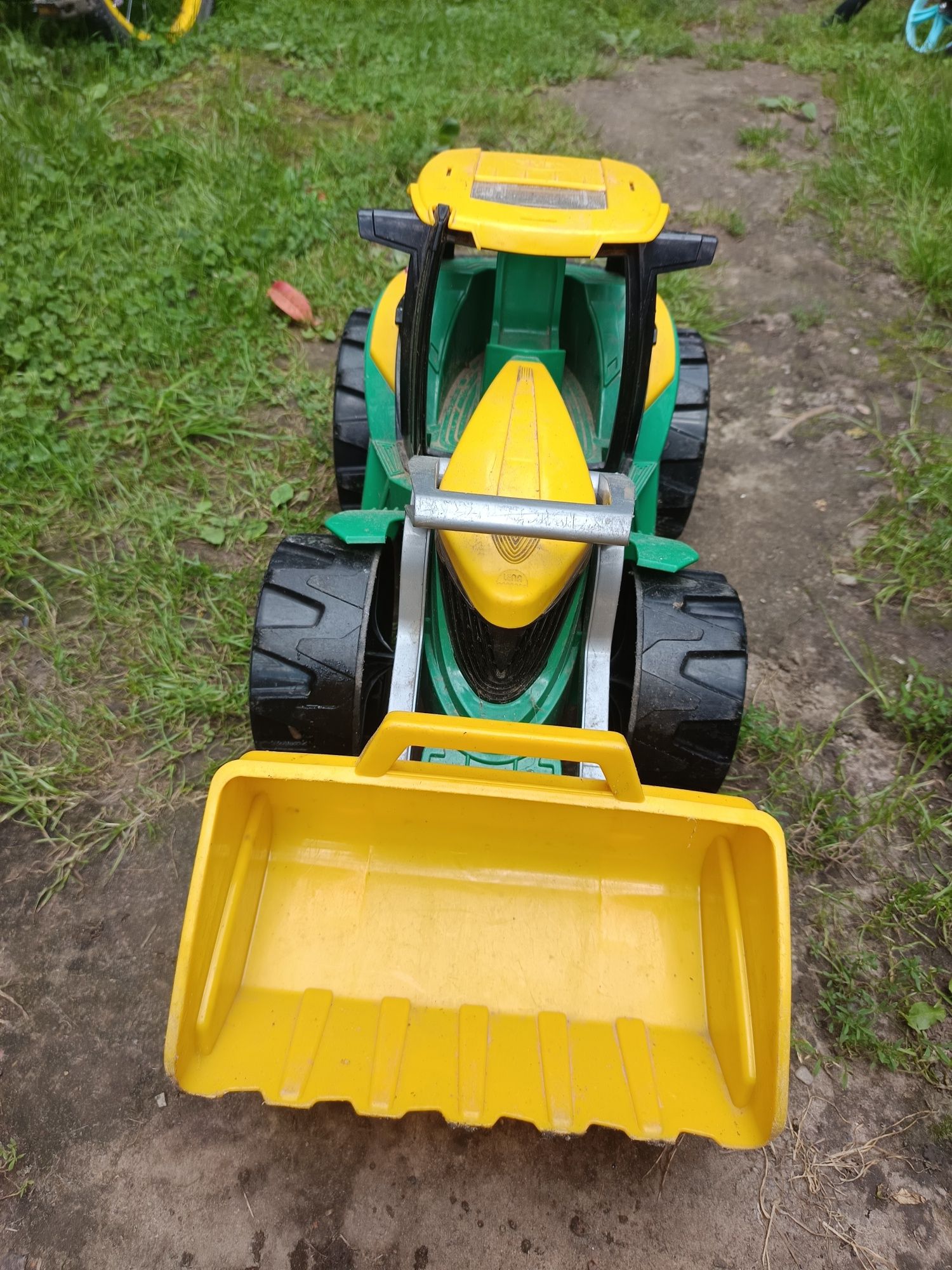 Duży ciągnik traktor