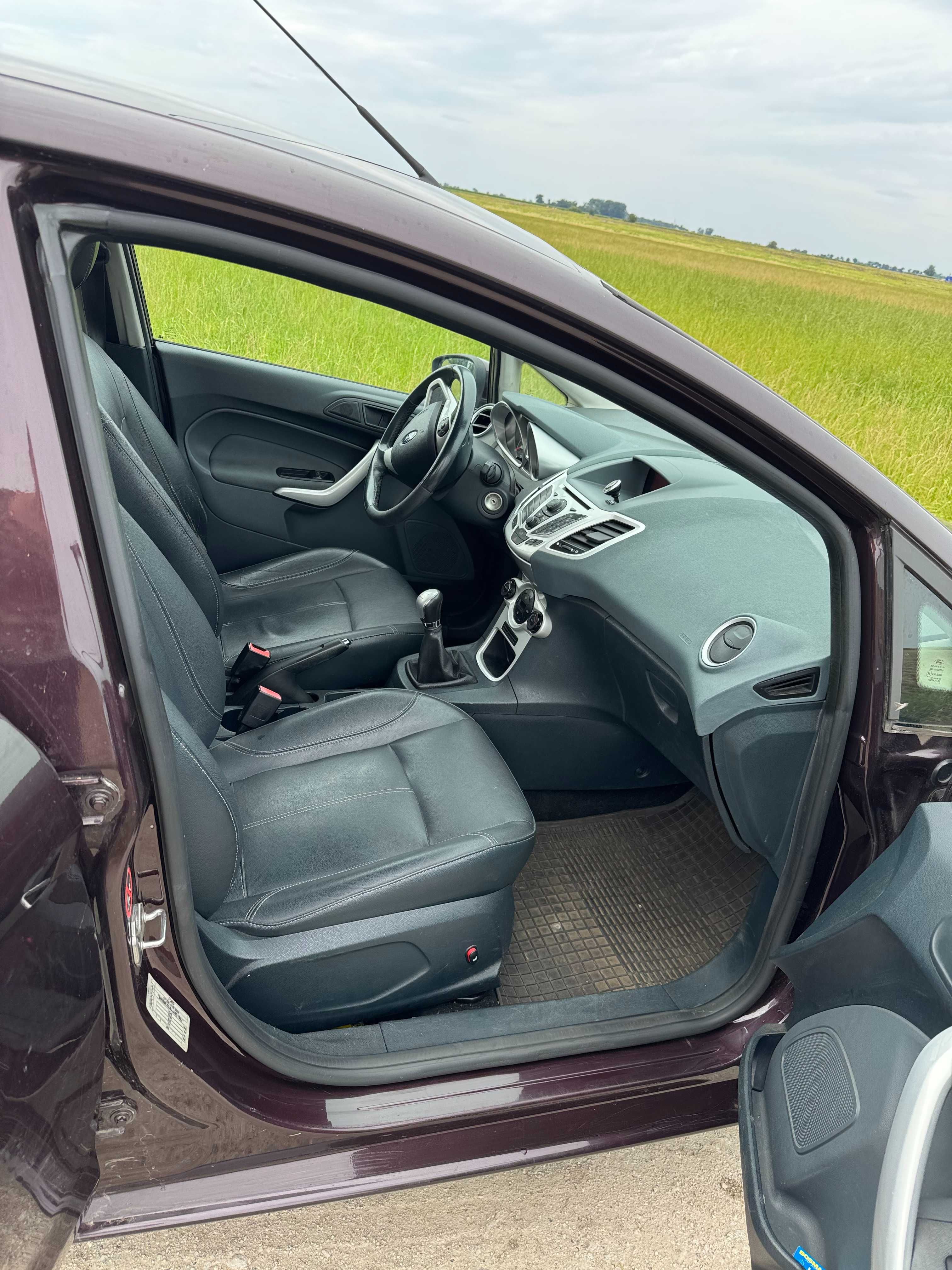Samochód Ford Fiesta Mk 7 bogata wersja Ghia