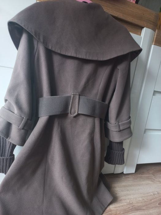 Damski płaszcz z wełnianymi rękawami.