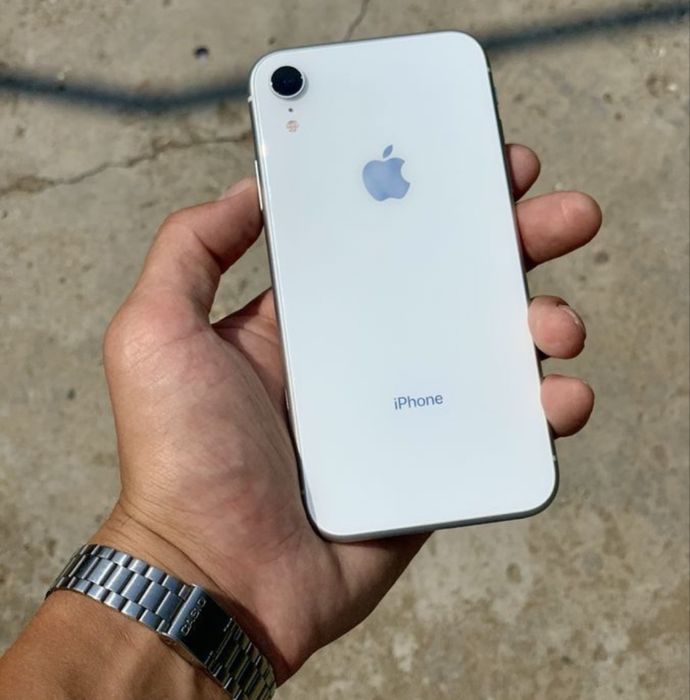 Продаю Айфон XR