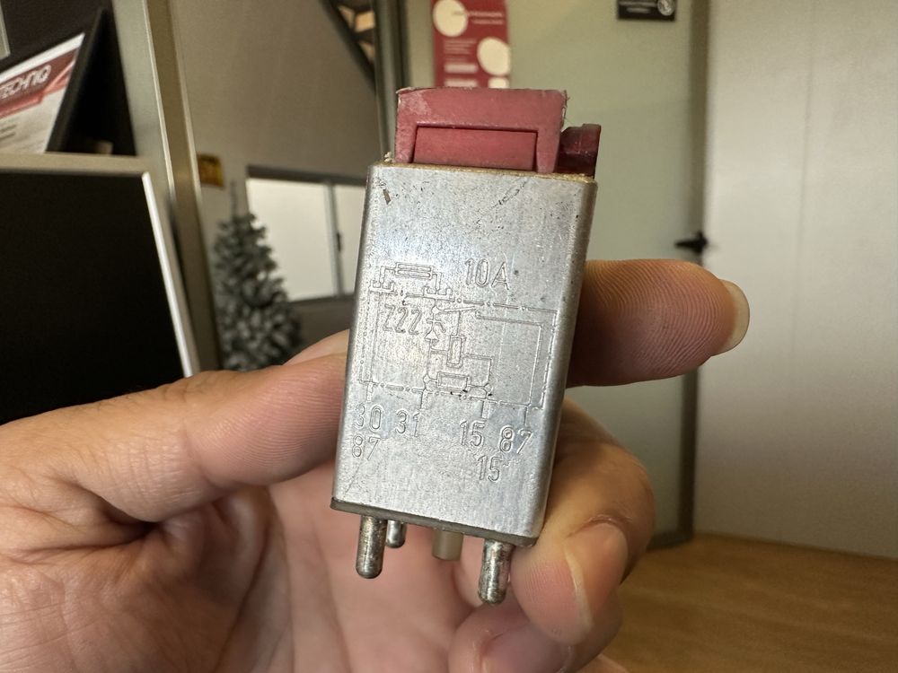 Relé OVP Mercedes W201/W124/W126