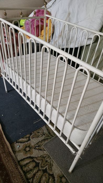 Cama em metal branca