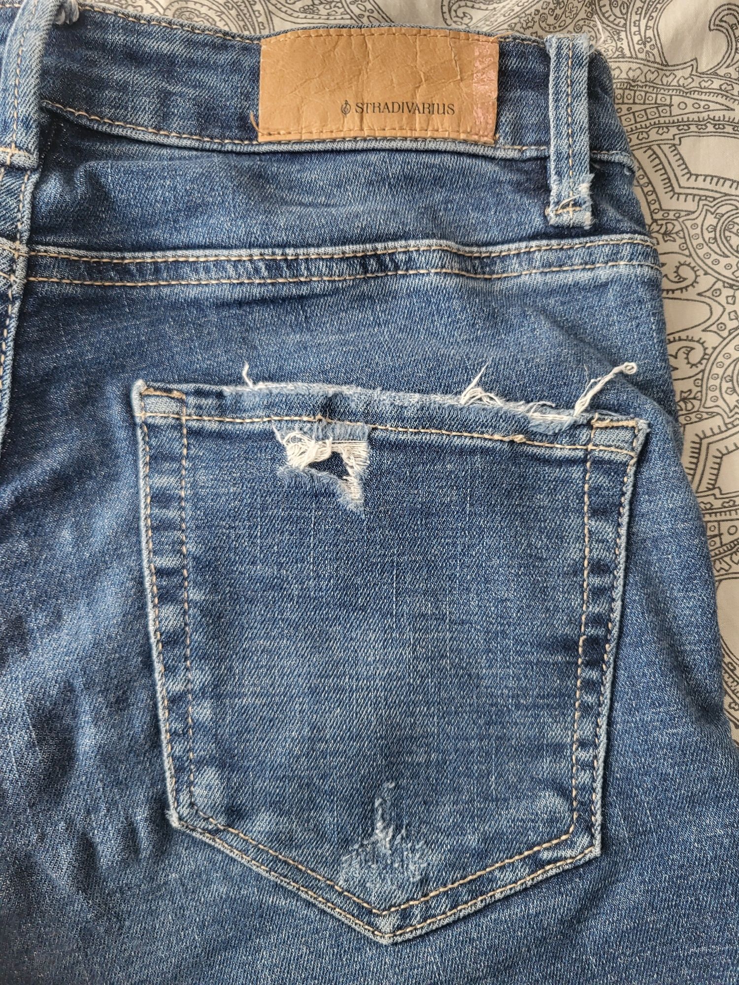 Jeansy Stradivarius petite skinny Regular rozdarcia regularny pas