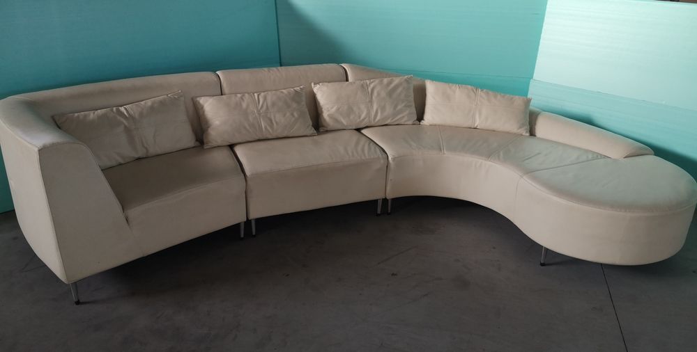 Sofá em pele. Diferenciado em excelente estado
