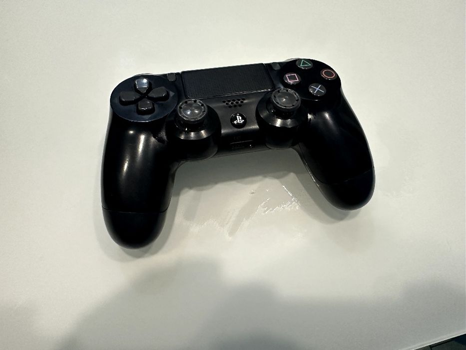 PlayStation 4 pro. В хорошем состояние в комплекте два джостика.