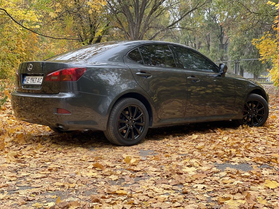 Продаю власне авто Lexus is 220d