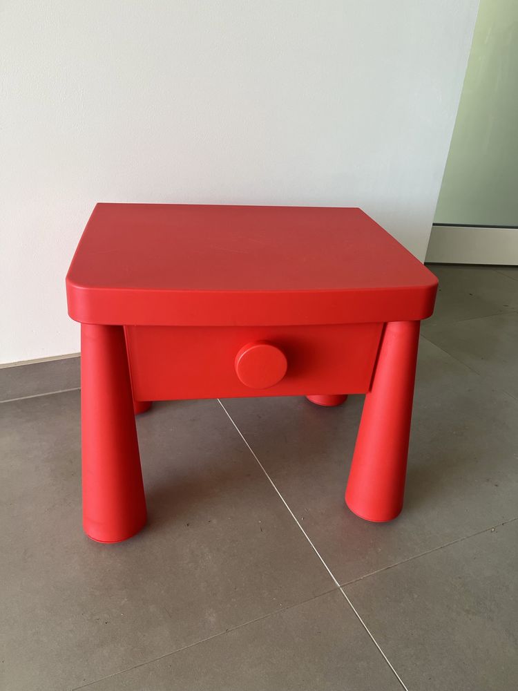Mesa de Cabeceira IKEA para quarto de criança
