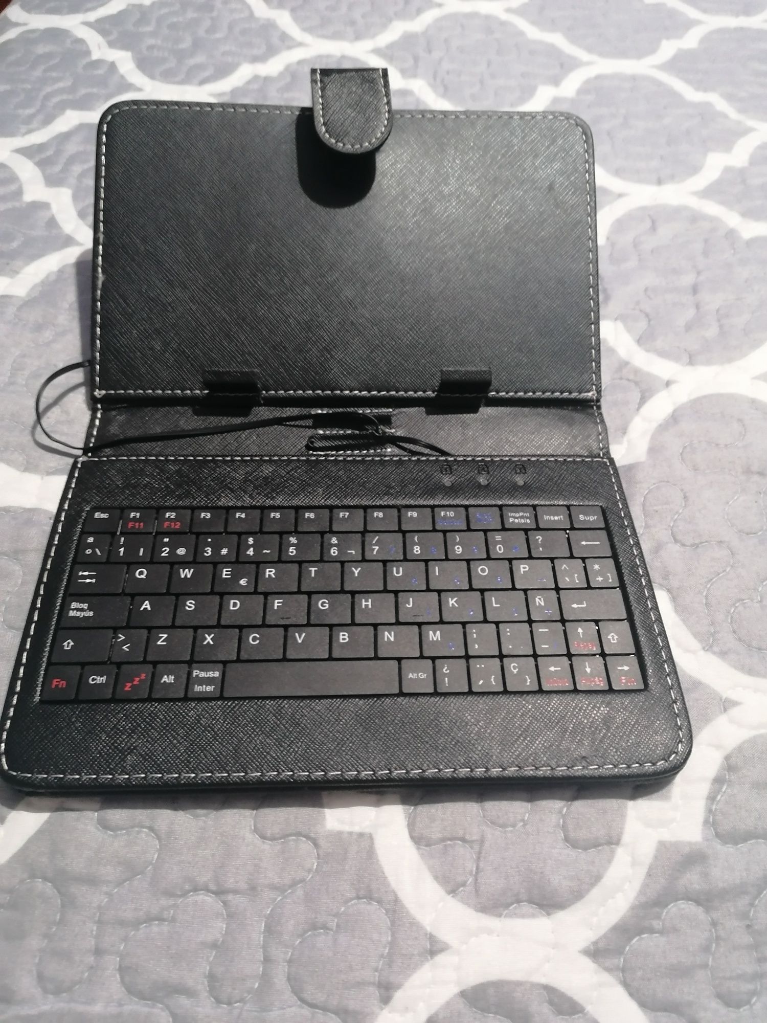 Capa de tablet com teclado