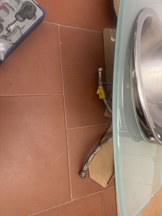 Lavatorio com torneira e bacia em inox