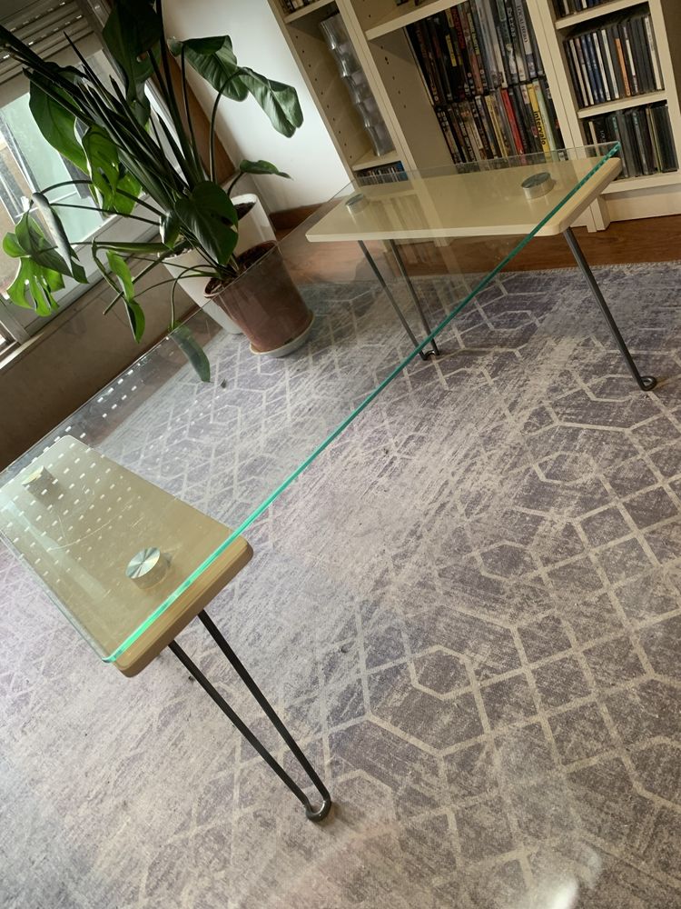 Mesa de centro em vidro, madeira e metal