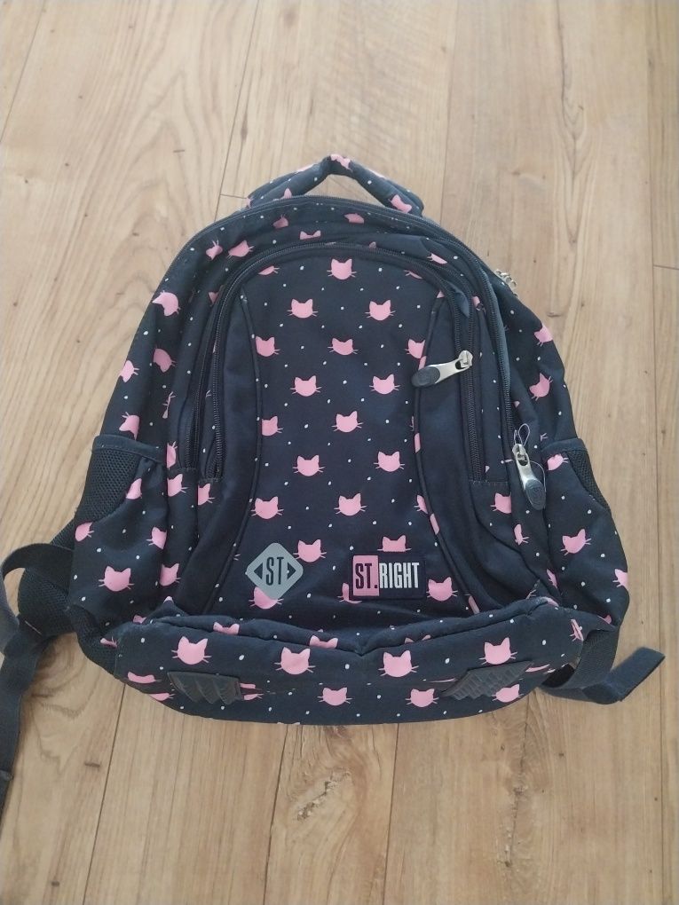 czarny plecak szkolny dla dzieci w różowe koty st.right