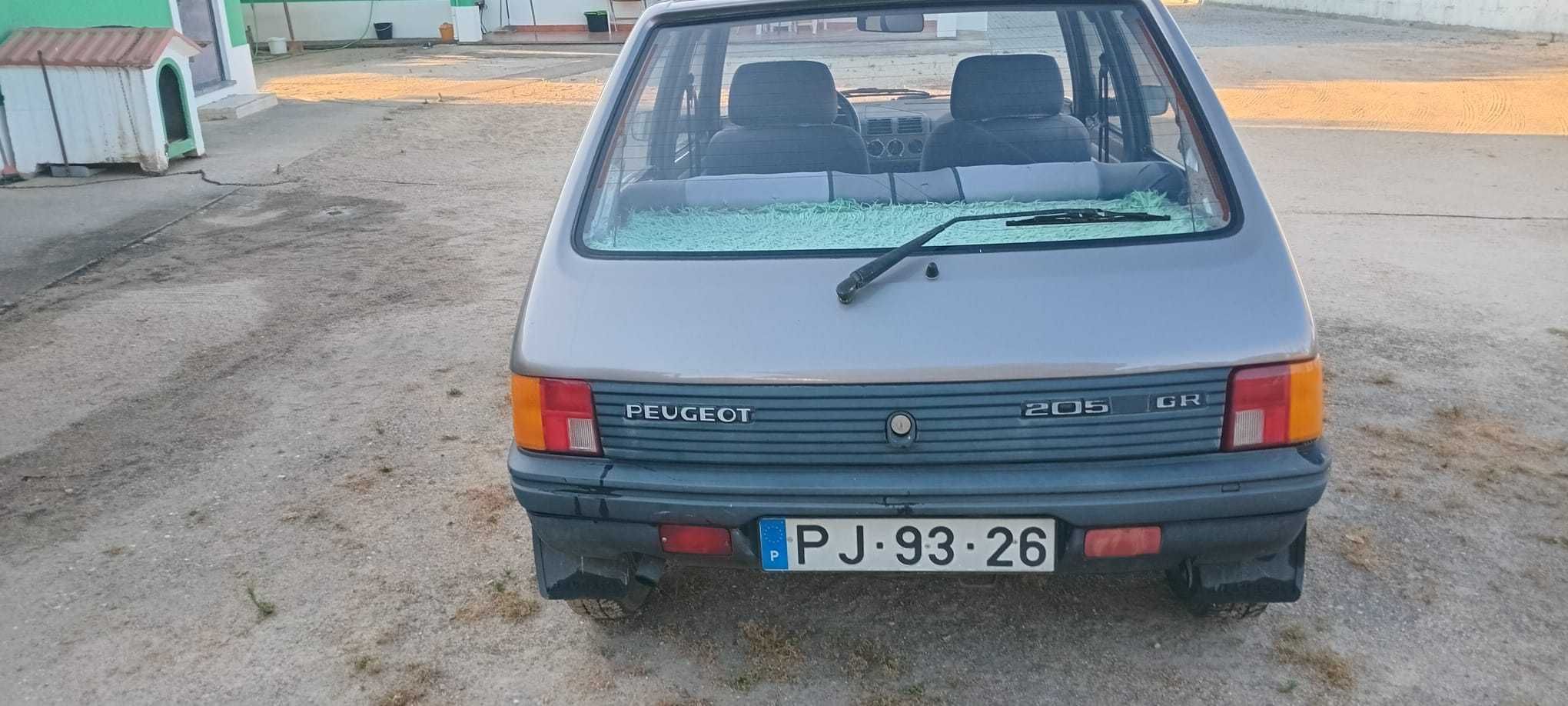 Peugeot 205 de 1988 em bom estado