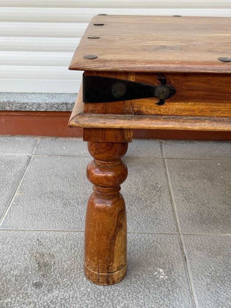 Mesa de centro rústica em madeira maciça com ferragens