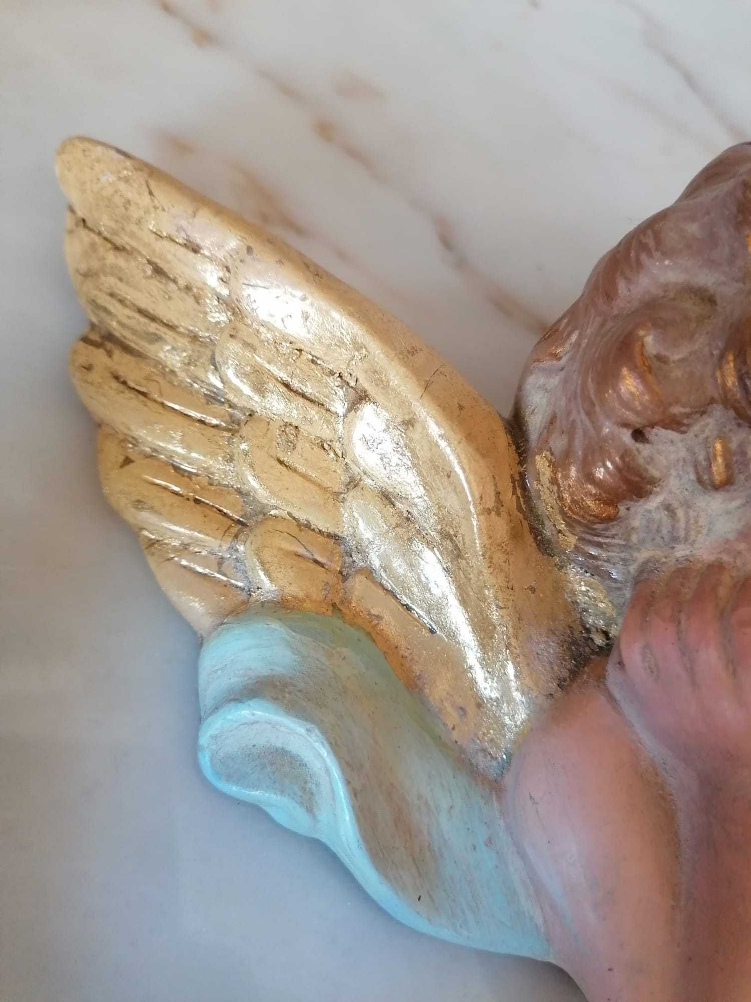 Anjo decorativo pintado à mão com asas a folha de ouro