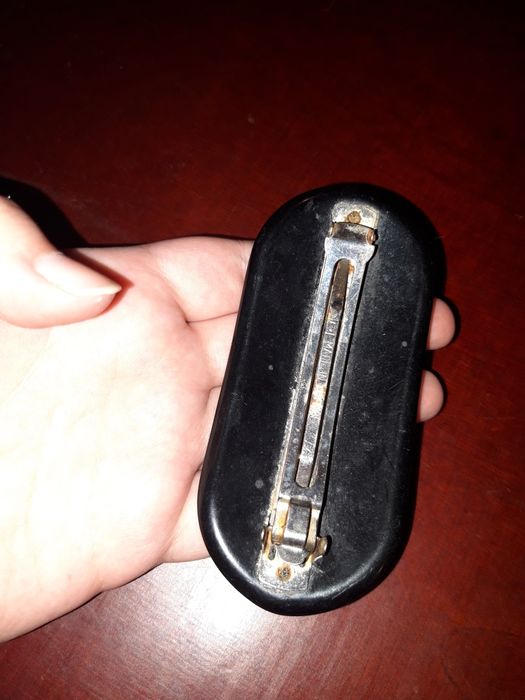 Заколка для волос серая с рисунком пластиковая серебрянная