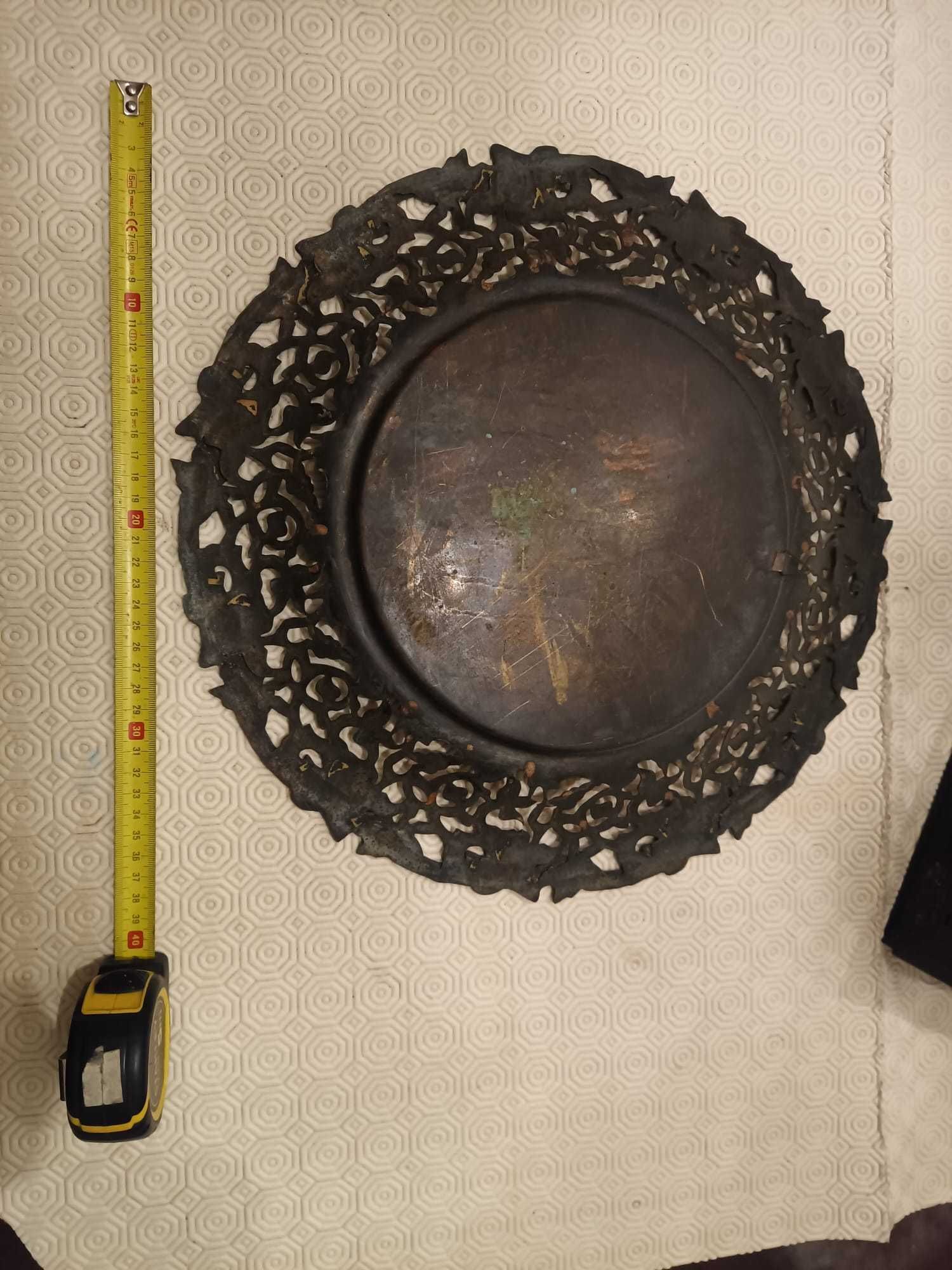 2 Pratos decorativos em latão com tema egípcio