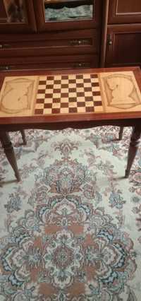 Стол для игры в шахматы.