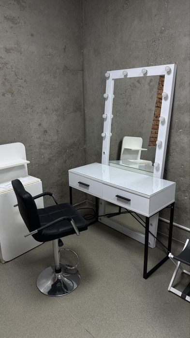 Столик для візажиста,стілець для візажиста