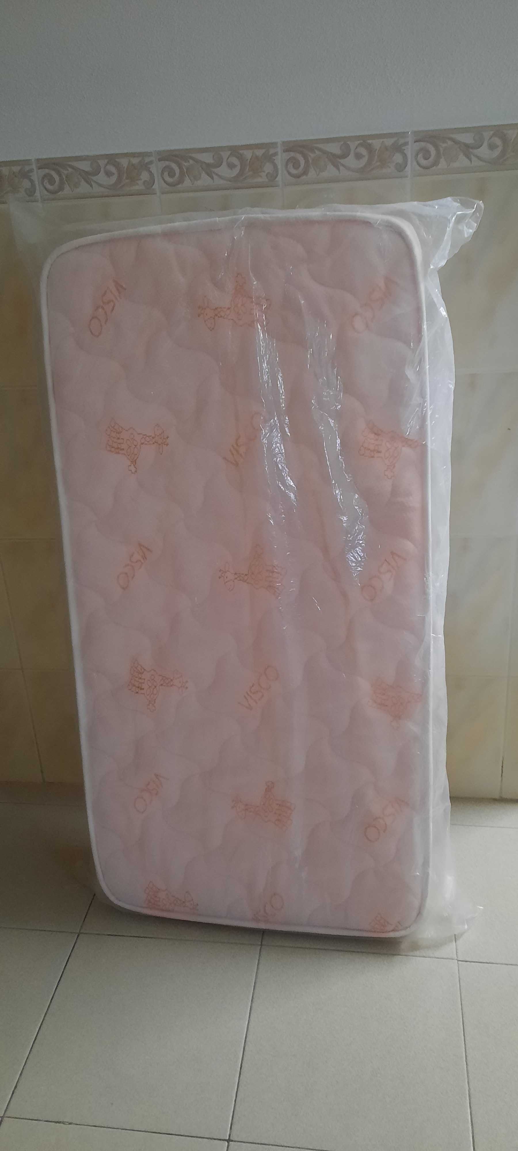 Colchão para cama de bebé.