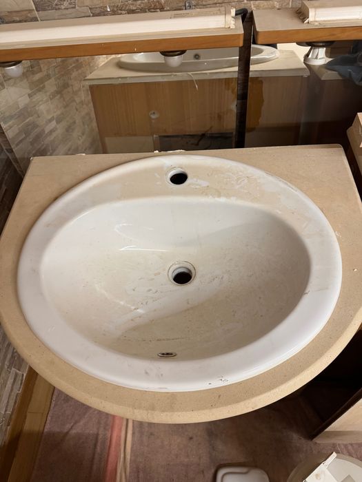 Móvel de casa de banho com lavatório e espelho