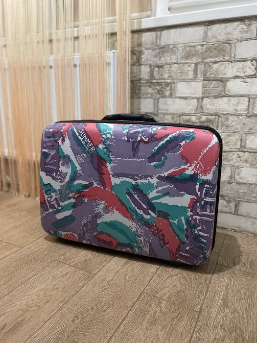 Пластикова валіза без коліс. Дорожній кейс