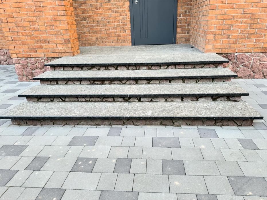 Сходи з граніту каменю