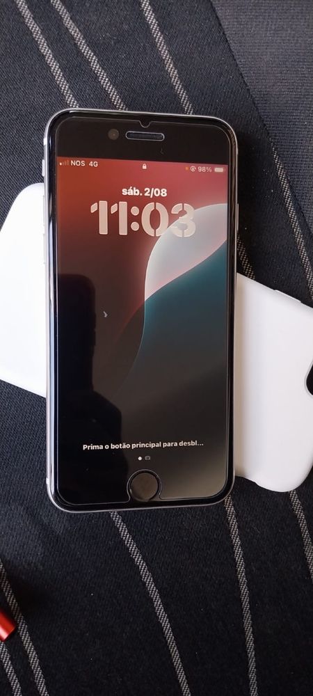 iPhone SE com 4 capas e um capo de carregador em muito bom estado