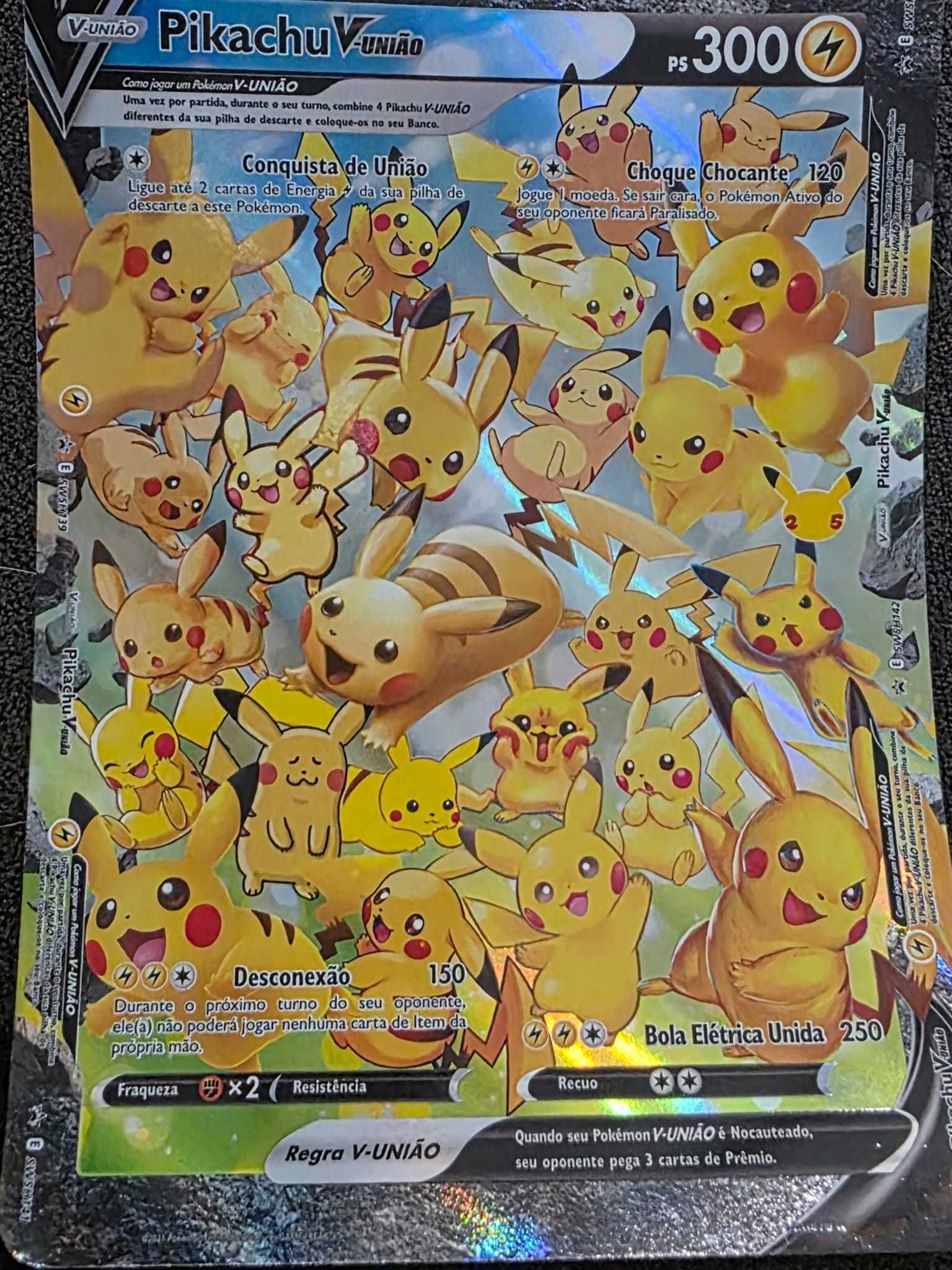 Carta pokemon jumbo Pikachu v união (em português)