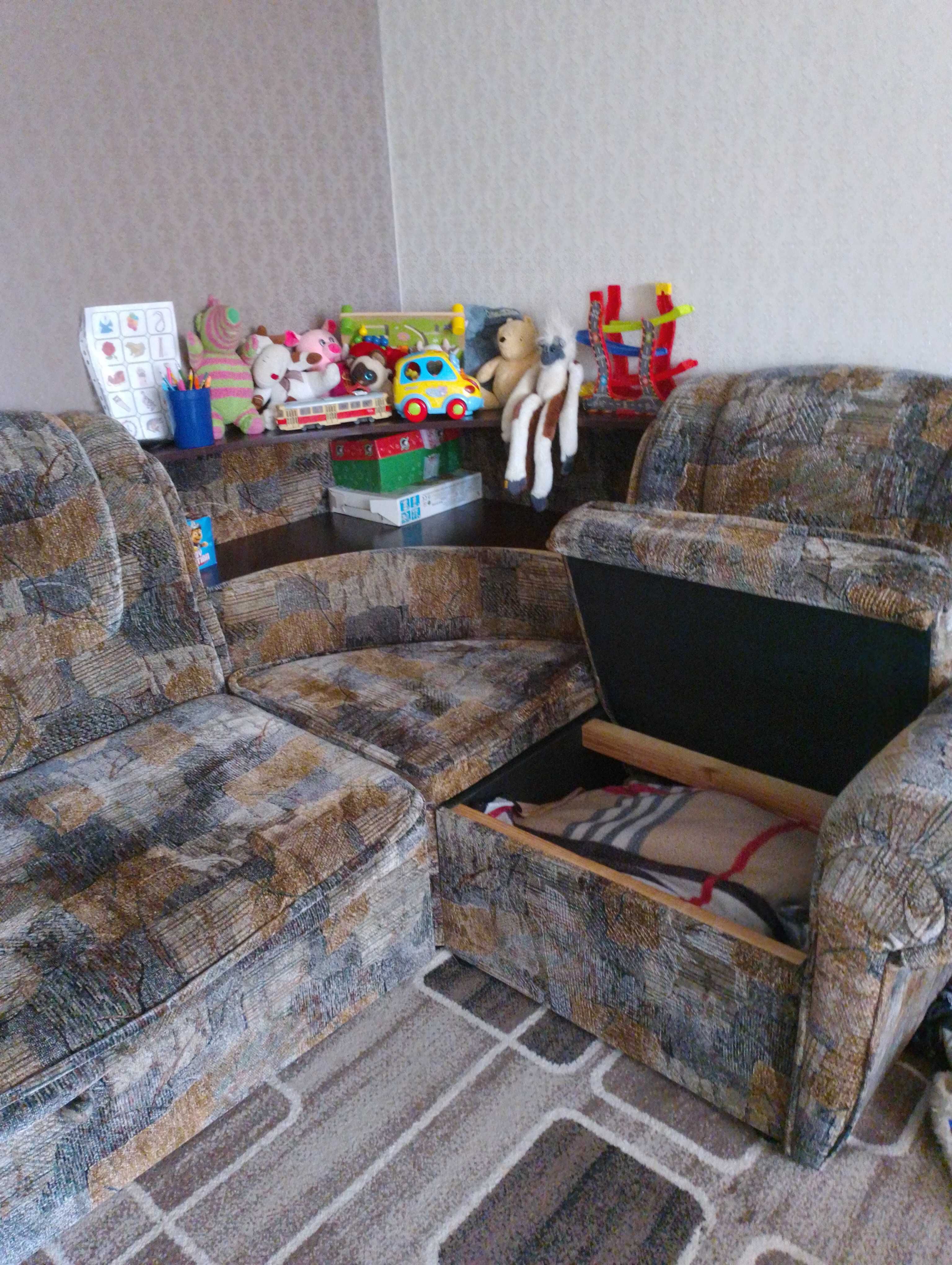 Угловой диван б/у.  В нормальном стостоянии